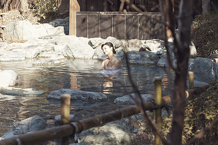 一个女人沉浸在温泉里图片