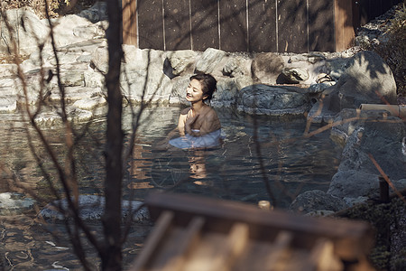 一个女人沉浸在温泉里图片