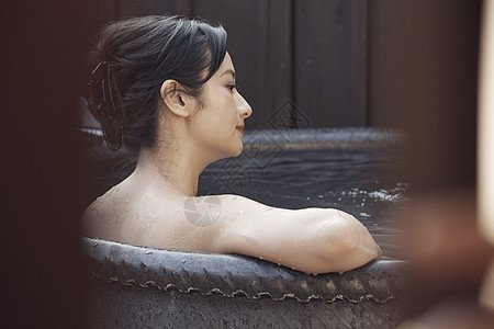 一个女人沉浸在温泉里享受图片