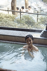 浴场沉浸在温泉里的美女背景