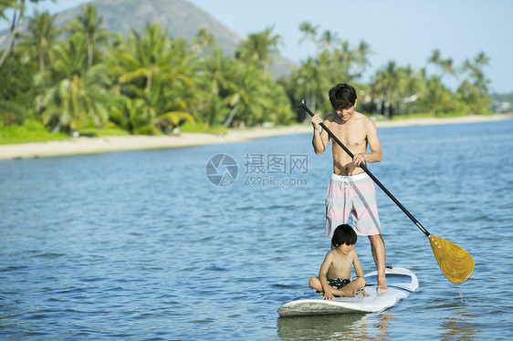 父子在玩海上桨板运动图片