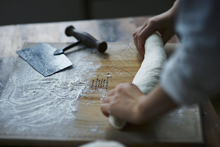 手工制作面包的面包师图片