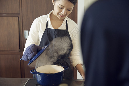 做饭的妇女图片