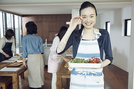 雅致妇女学习烹饪图片