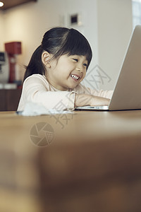 学习操作电脑的孩子图片