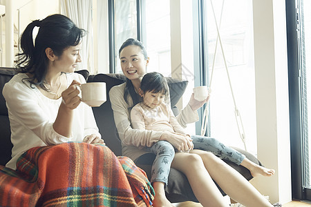 户外散步的青年女性背影图片