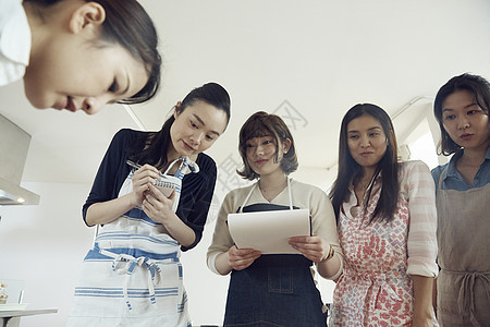 妇女学习烹饪课图片