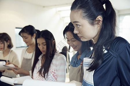 妇女学习烹饪图片