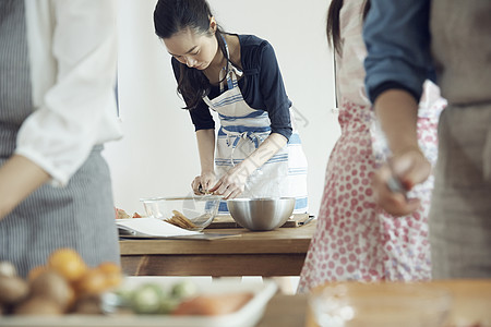 一个女人正在做饭图片