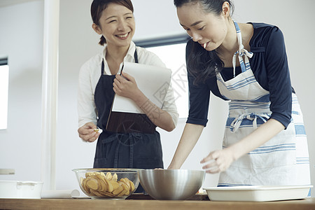 二个女人做饭图片