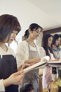 正在学习烹饪的妇女图片