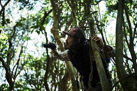 丛林冒险探索自然的男人图片