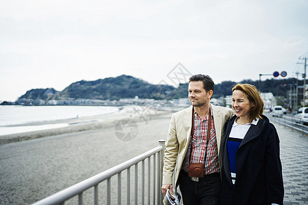 夫妇沿着海滩散步图片