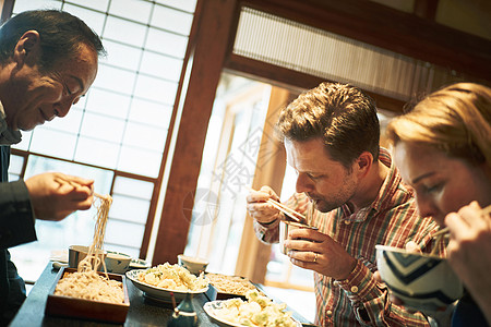 外国游客吃日本料理图片