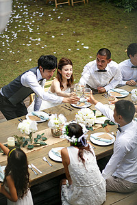 草坪聚餐的新婚夫妻和亲朋好友图片