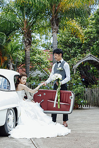 乘坐婚礼汽车的新娘图片