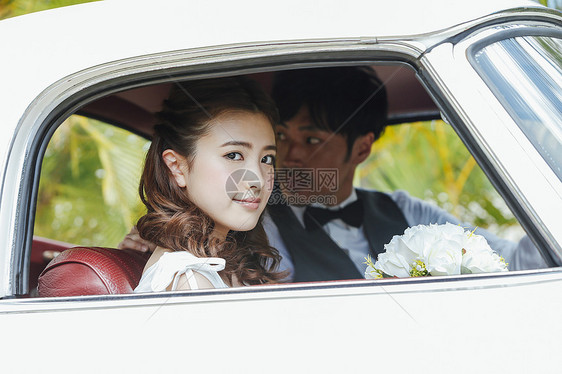 乘坐婚礼汽车的新娘和新郎图片
