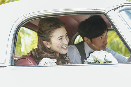 在婚车里的新娘和新郎图片
