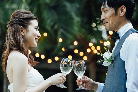 婚礼祝酒干杯的新娘和新郎图片