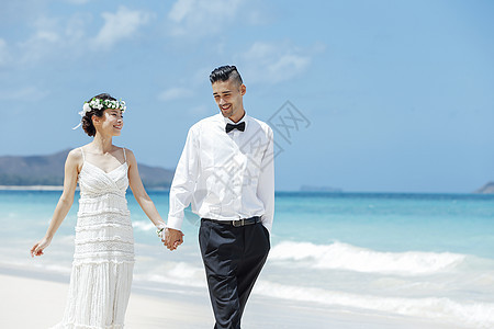 新婚夫妇走在海滩上图片