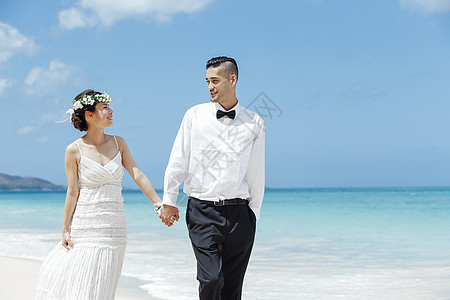 走在海边的新婚夫妇图片