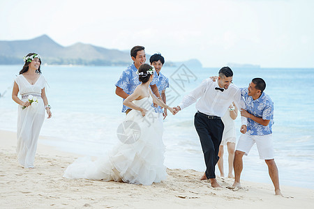 在海边举办婚礼的新郎新娘图片