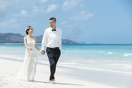 一对新人在海边举行婚礼图片