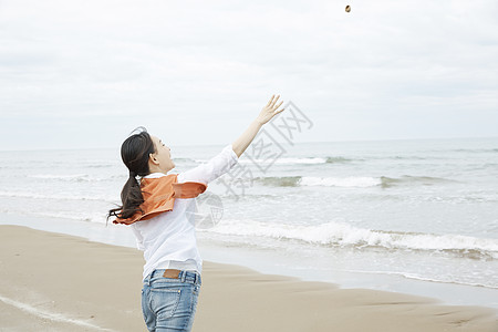 享受海边旅行的女人图片