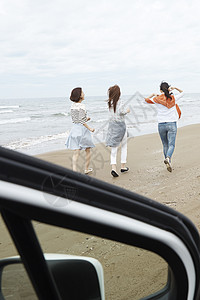 三个到海边自驾游的女生享受旅行背影图片