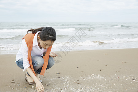 海边沙滩上的女生图片