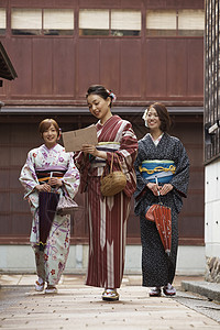 东茶屋街穿和服的三个女孩一起外出旅游背景