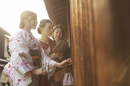 三个穿着和服休假观光旅游的女生图片