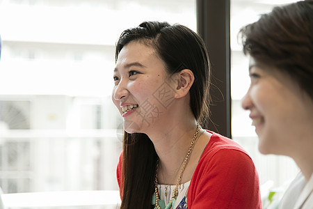 开会微笑的职场女性图片