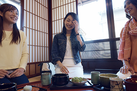 在金泽旅行的妇女店内品尝日式甜点图片