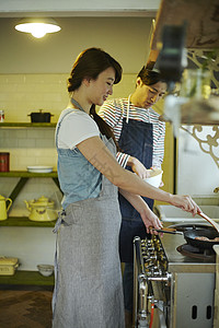 夫妻俩一起在家做饭图片