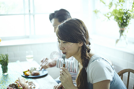 年轻夫妻在吃美食图片