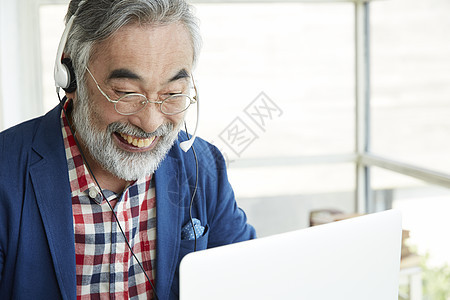 中老年男性在使用电脑图片