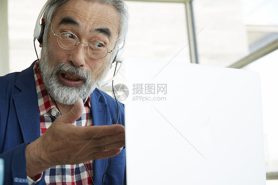 中老年男性在使用电脑图片