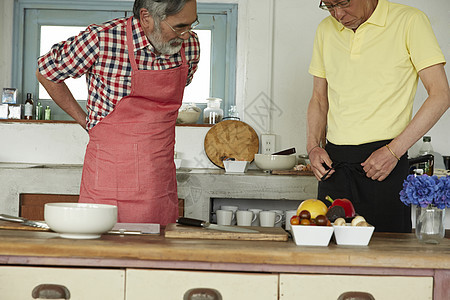 60几岁的老人学习料理图片