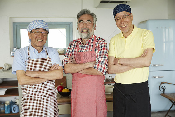 学习烹饪的三个老人图片