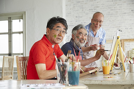 老年男性学习画画图片