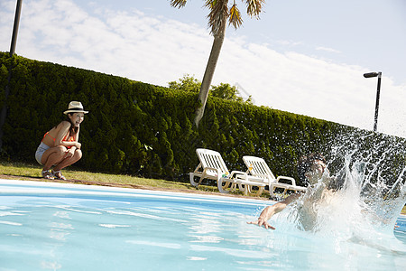 情侣约会度假游泳池玩耍酒店高清图片素材