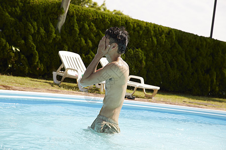 旅游度假泳池玩耍的男人活动高清图片素材
