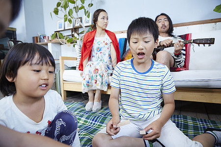 客厅里聚会玩耍的孩子图片