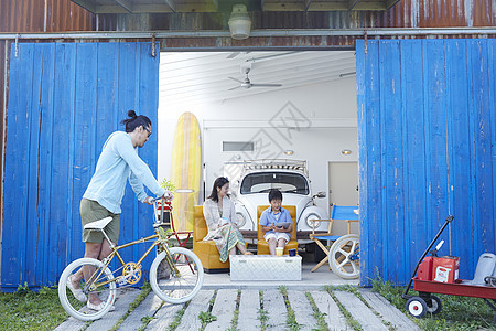 男人推自行车进入车库的家庭生活图片