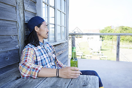 牧场休息喝啤酒的男人背景图片