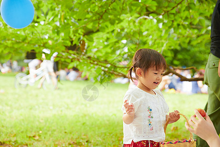 公园里提着篮子的小女孩图片