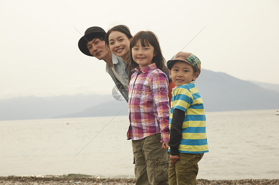 暑假在湖边玩耍的一家四口全家福图片