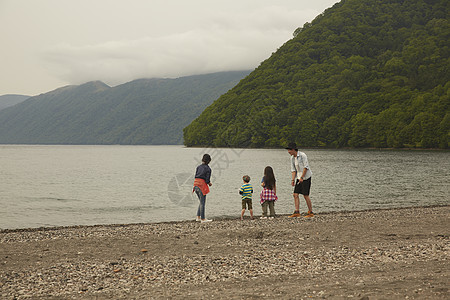 湖边游玩的四口之家图片