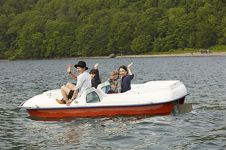 湖里游玩划船的一家人图片